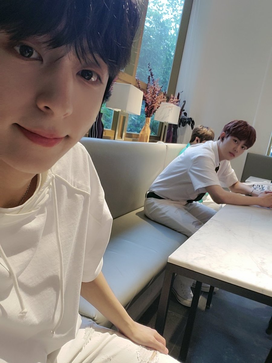 SUNGYOONLOOKS's tweet photo. HAPPY KIM JIBEOM DAY 🎉🎂🎈
with @KJBLOOKS 🐯🐰

#OurTigerJibeomDay 
#겨울의끝에_지범이와_함께라_행복해 
#최성윤 #ChoiSungyoon #와이 #Y
#골든차일드 #GoldenChild 
@GoldenChild @Hi_Goldenness https://t.co/J3c76MzsZN
