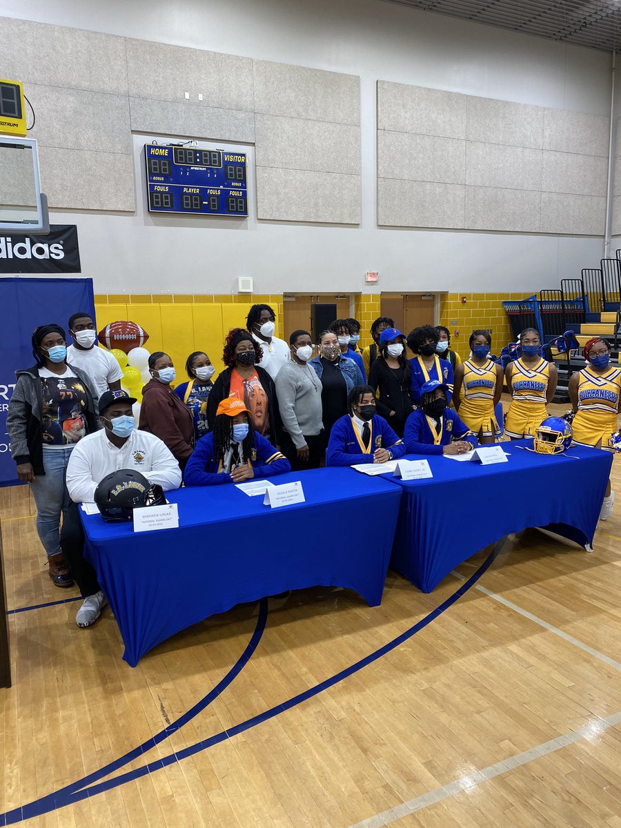 OG_NOE_504's tweet image. This is what it’s all about at the end of the day, kids going to college for “FREE”!!!! Congrats to coach @KGLewis21 and the job his entire staff did preparing the young men both on and off the field. #SigningDay2022 #HowRealIsThat💪🏾💯