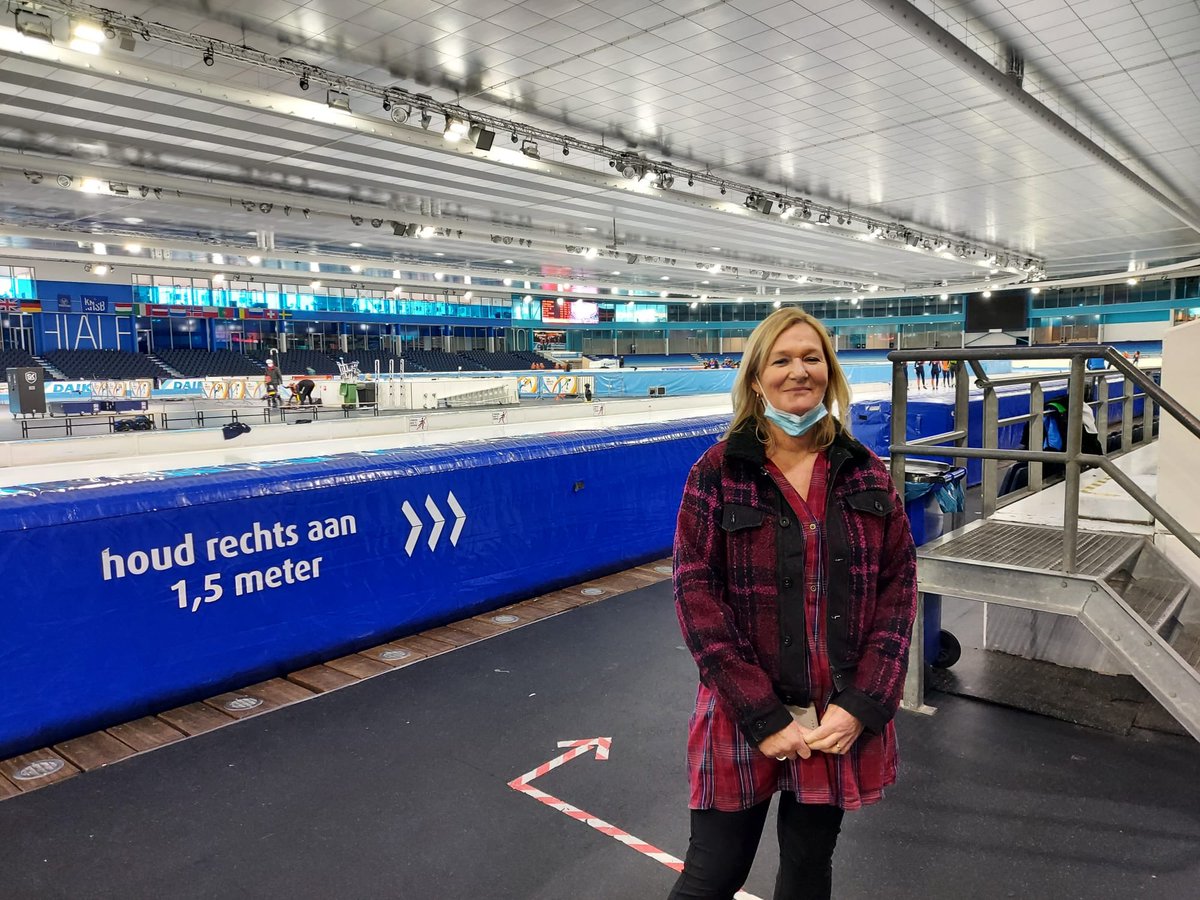 Vandaag was <a href="/ElsaHoek/">Elsa Van Der Hoek</a>  op bezoek in Thialf. Kijken naar voorbij flitsende topsporters op het ijs, recreatieschaatsers, de dweilende Zamboni en hockeyende sporters in de ijshockeyhal.  Interessant gesprek met Marc Winters  over hoe <a href="/Thialf/">Thialf</a> de toekomst ziet, mét #zonnepanelen