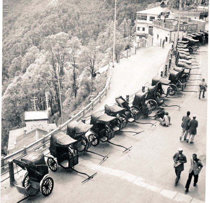 IndiaHistorypic's tweet photo. 1940s :: Rickshaw Stand , Mussoorie https://t.co/U7hDqzbSwB