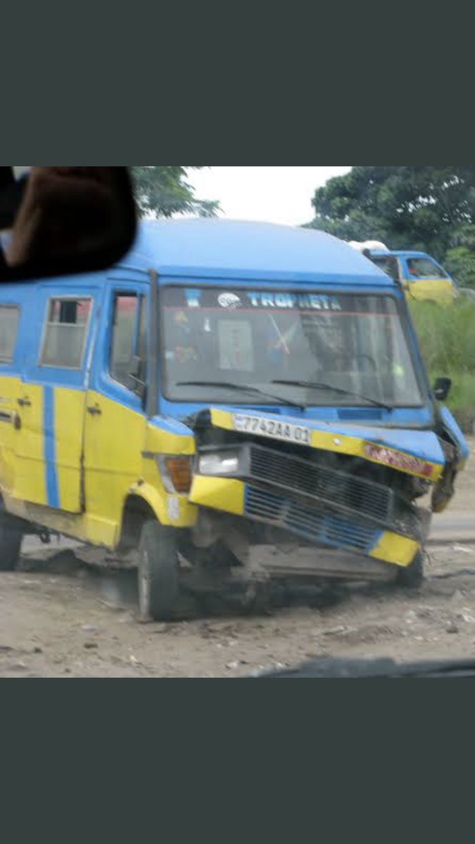 MuabilaDany's tweet photo. ENVOL MONT-NGAFULA condamne avC dernière énergie l cportement cavalier des autorités d l Ville province d Kinshasa en utilisant le bus ESPRIT DE MORT( 2007) pour évacuer les corps de nos illustres disparus suite au sectionnement d’un cadre électrique à MATADI KIBALA . @DSESANGA https://t.co/0tjQTkmvf1