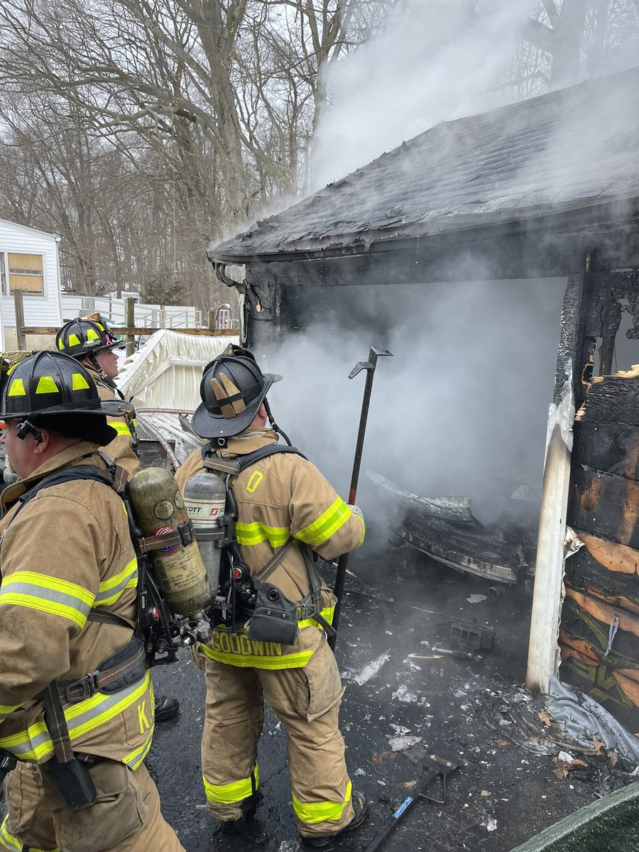 SquadFirePhotos's tweet photo. East Hartford Ct working fire at 30 Claire Rd. Companies had heavy fire from a detached garage on arrival. @BreakingNowCT @ChristineDempse @fireengineering @national_fire @NEFireChiefs @EastHartfordFD @EastHartfordPD #workingfire #squadfirephotos #clairerd https://t.co/DMI2nXkDrG