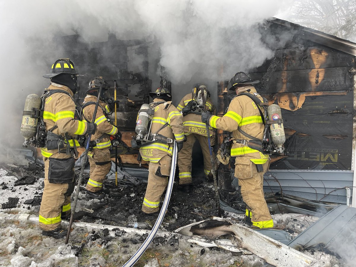 SquadFirePhotos's tweet photo. East Hartford Ct working fire at 30 Claire Rd. Companies had heavy fire from a detached garage on arrival. @BreakingNowCT @ChristineDempse @fireengineering @national_fire @NEFireChiefs @EastHartfordFD @EastHartfordPD #workingfire #squadfirephotos #clairerd https://t.co/DMI2nXkDrG