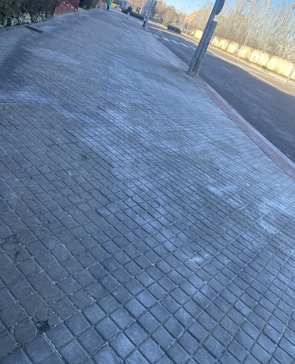 Cris_Moore's tweet photo. @AyuntamientoVLL Sería posible echar sal en la Avd Gloria fuertes en el número 3-5? Está congelada día y noche y hay mucha gente mayor.Gracias https://t.co/GDhzCKgBdF