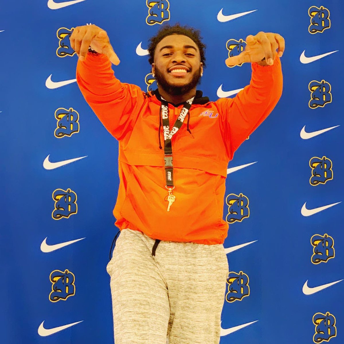 ReeSimmons2's tweet photo. Gotta get out somewhere and  with 110% effort in a opportunity gone make some change 🧡🐅💙          ✍🏾to make a difference  @CoachDeMasi @grindtime_moss @CoachGGrady @david_shores https://t.co/6bnB1dbWhX