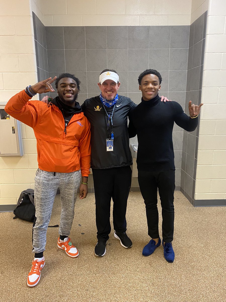 ReeSimmons2's tweet photo. Gotta get out somewhere and  with 110% effort in a opportunity gone make some change 🧡🐅💙          ✍🏾to make a difference  @CoachDeMasi @grindtime_moss @CoachGGrady @david_shores https://t.co/6bnB1dbWhX