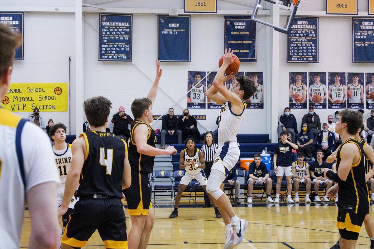 ShrineHoops's tweet photo. Let it snow! Shrine Hoops storms back from 14 point, 4th quarter deficit to stun rival Bishop Foley, 50-49! @ShrineSports @Shrine_Schools @CoachMaryanski 

{PC @picsbykenzie_} https://t.co/qqdluFpzeM