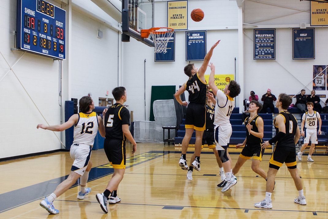 ShrineHoops's tweet photo. Let it snow! Shrine Hoops storms back from 14 point, 4th quarter deficit to stun rival Bishop Foley, 50-49! @ShrineSports @Shrine_Schools @CoachMaryanski 

{PC @picsbykenzie_} https://t.co/qqdluFpzeM