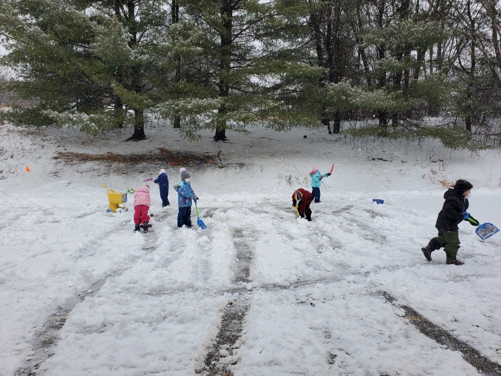 SMCDSB_SMH's tweet photo. Thank you to our Kindergarten friends for helping Mr. Mallia shovel snow today! #strongbettertogether @SMCDSB https://t.co/Yf0cUUH8rY