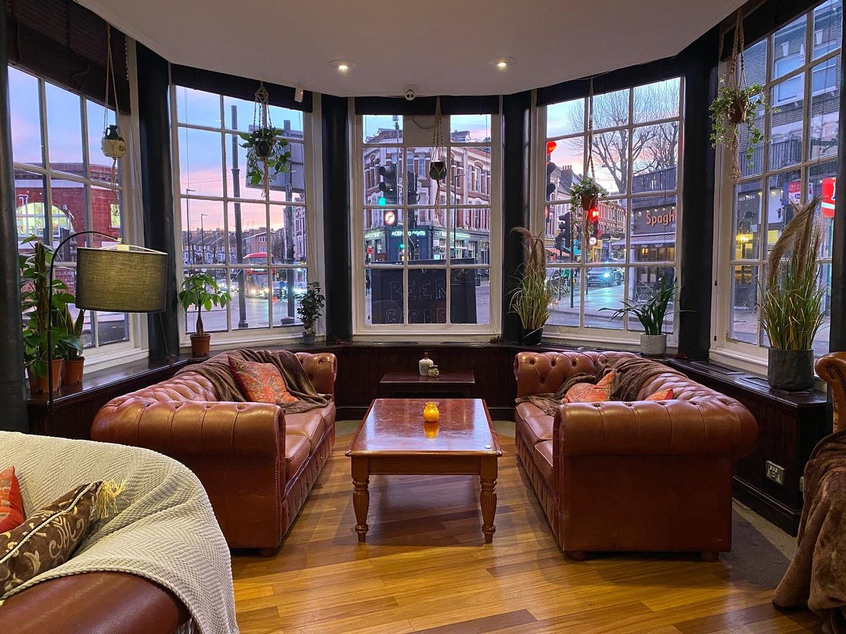 BostonArms's tweet image. Just look at our brand new green snug area! 

She’s needs a bit more nourishing before we are finished but what a great start! 

Join us in the snug with a glass of vino!