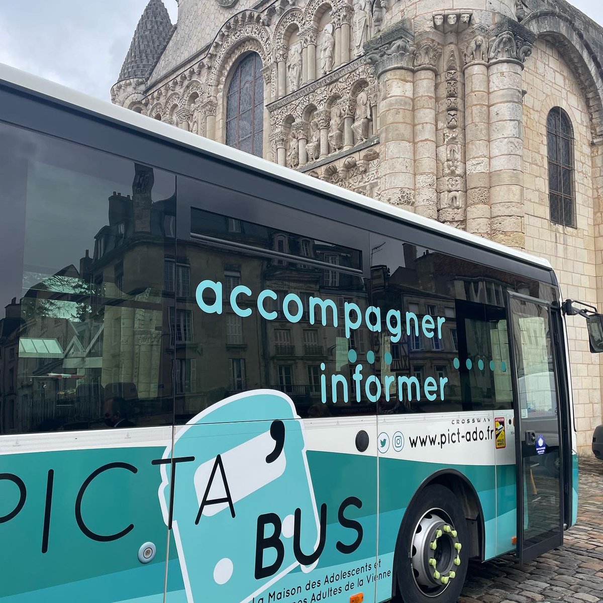 piecesjaunes's tweet photo. 🚌 Pour rester au contact d’un maximum de jeunes, la #MDA de Poitiers met en place le #PictaBus qui sillonne les territoires et permet aux adolescents d’être écoutés et conseillés par des professionnels.

#PiecesJaunes https://t.co/1rRPk6LOfw