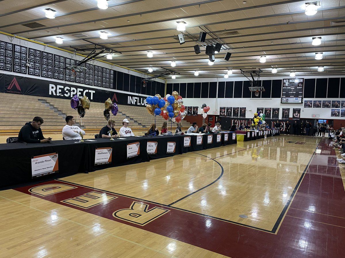 Congrats to all of our seniors signing to their dream colleges today!! Excited to see all of your futures, you’re going to do great things!