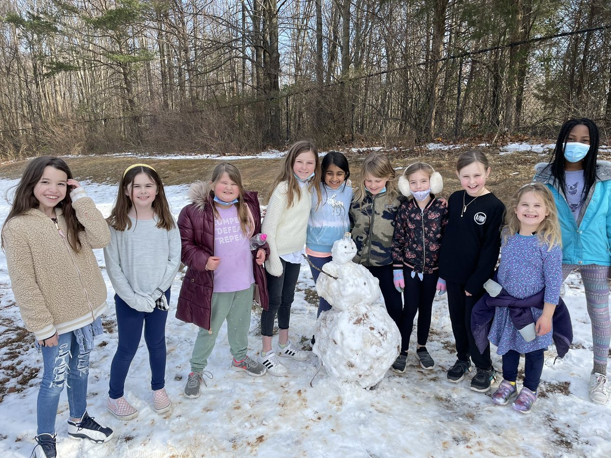 MrsMcBrideTeach's tweet photo. Enjoying the last bits of snow! ❄️ ⛄️ #recess @AldrinEagles https://t.co/hXIJnzYXmq