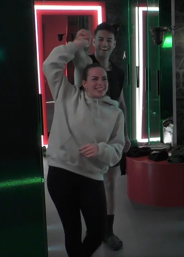 NielssTuinstra's tweet photo. Awww dit is ook heel lief hoor! Dit is gewoon oprechte vriendschap jongens. zo lieef! #bigbrothernlbe https://t.co/yIXTb07xo0
