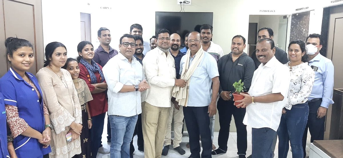 milind_kapade's tweet photo. *"माझे गोरेगाव"* तर्फे सामाजिक कार्याबद्दल आपल्या गोरेगावातील श्री प्रशांत साळुंखे*  ह्यांचा सत्कार करण्यात आला.आपले सामाजिक कार्य अखंडित सुरू ठेवावे व अशीच प्रगती करत राहावे, याकरिता समस्त गोरेगावकरांकडून हार्दिक शुभेच्छा! 🙏 https://t.co/LYm5VgzhYX