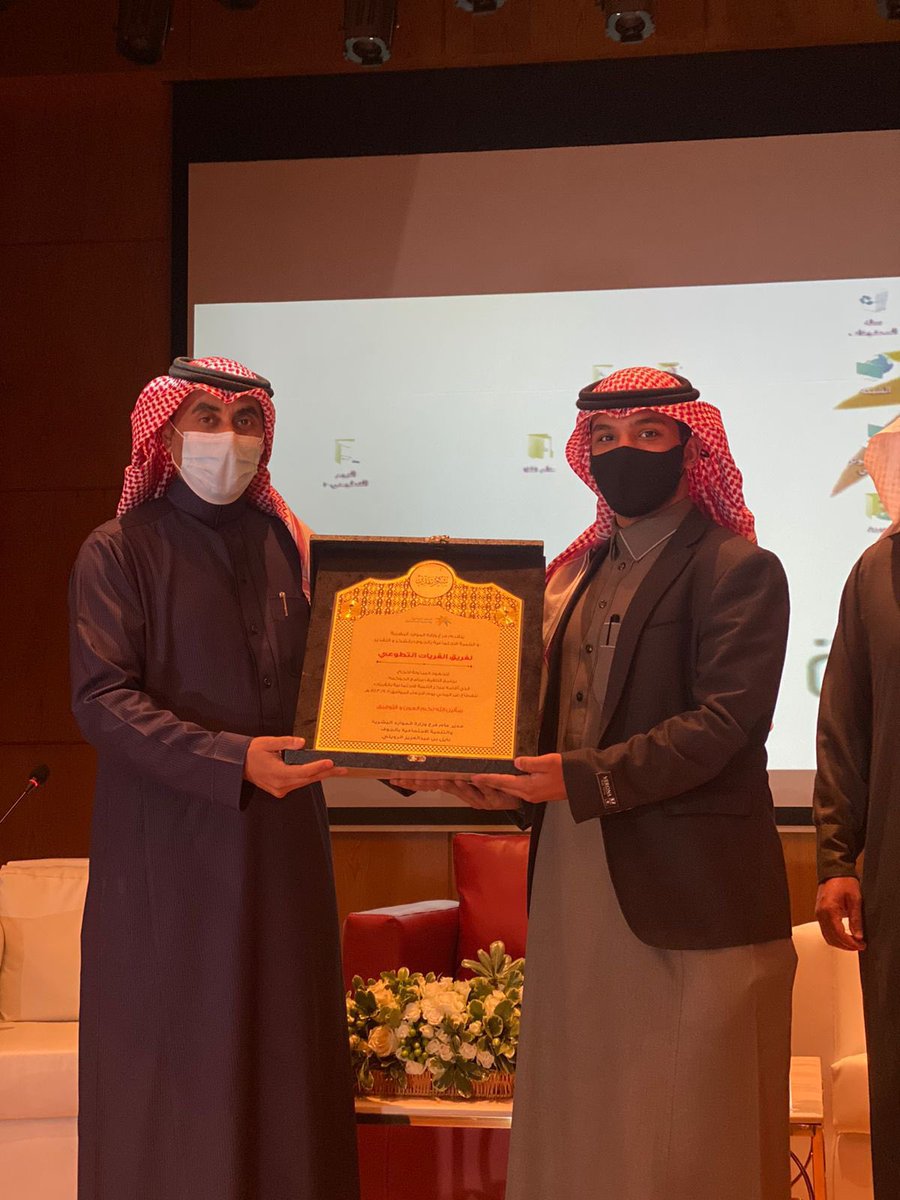 تكريم فريق القريات التطوعي من قبل سعادة مدير الموارد البشرية والتنمية الاجتماعية في منطقة الجوف لجهود الفريق