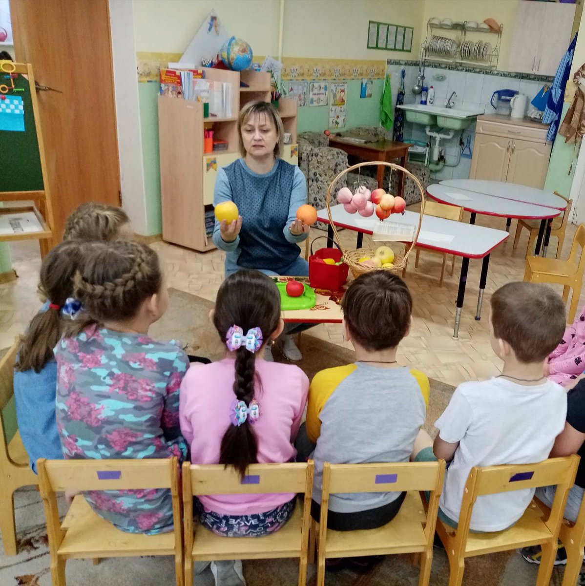 В ходе занятия"Береги свое здоровье!", дети подготовительной группы №8 закрепили знания о необходимости питаться полезными продуктами. Узнали о том, чтобы хорошо расти, быть сильными и крепкими, не болеть, нужны витамины. В конце занятия дети слепили натюрморт из полезных плодов