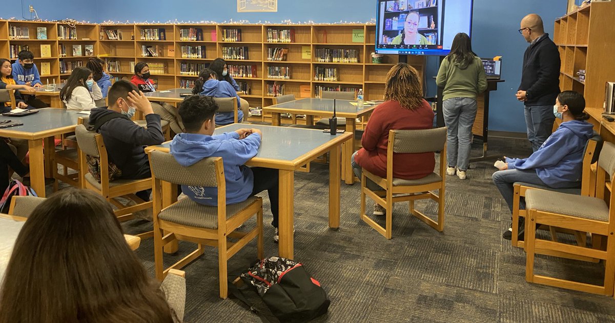 crockettmslib's tweet photo. Our @Crockett_MS Cougars listened to @dbhiguera read from THE LAST CUENTISTA for #WorldReadAloudDay! What a privilege it was for our students to meet a Newbery Medal winning author. 💙💙💙#IrvingReads #WRAD22 https://t.co/LXinApO0In