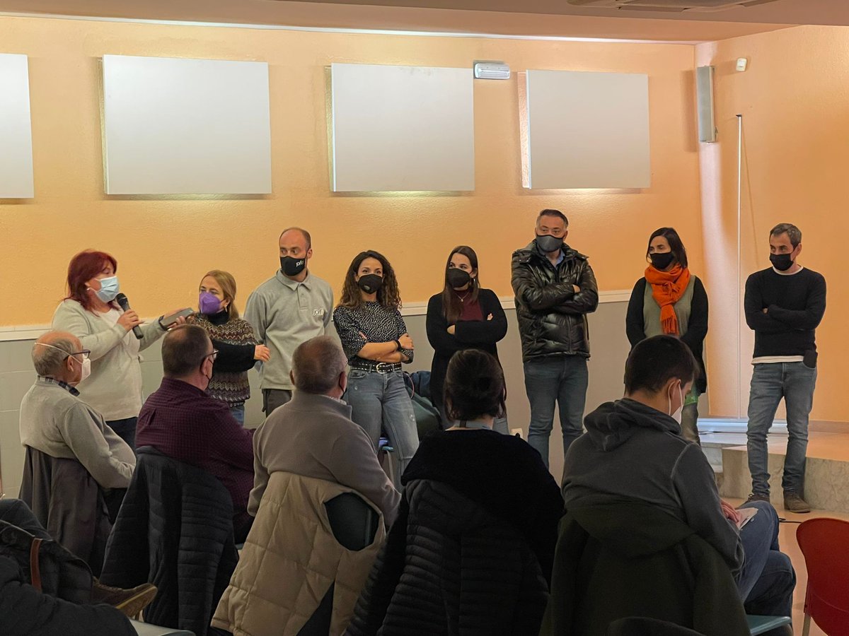 amaiusca's tweet photo. Hi ha dies que te'n vas a dormir amb la satisfacció de posar un granet de sorra en el FUTUR.
Avui al #ConsellZonaSecà hem presentat un projecte de veïnat amb entitats del barri per crear un espai autogestionat de lleure per al jovent a #TorreQueralt 
Un projecte il·lusionant 💪🏾☺️ https://t.co/DhkKHA0Qhs