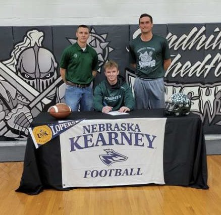 TraeHickman's tweet photo. Made it official today. Thanks @JoshDeines and Coach Christen for taking time out of your practice to be there. Also thank you to my family for helping me through the way. @UNK_Football #theRISE https://t.co/wYnloy8doi