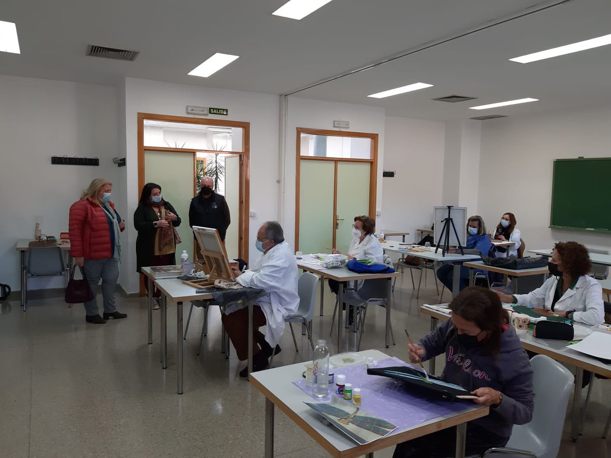 Visita a talleres 
02/02/2022 Taller de pintura, ubicado en el Centro Cívico de Sevilla Este 
#ActividadesFebrero
#ayuntamientodesevilla
#estealcosatorreblanca