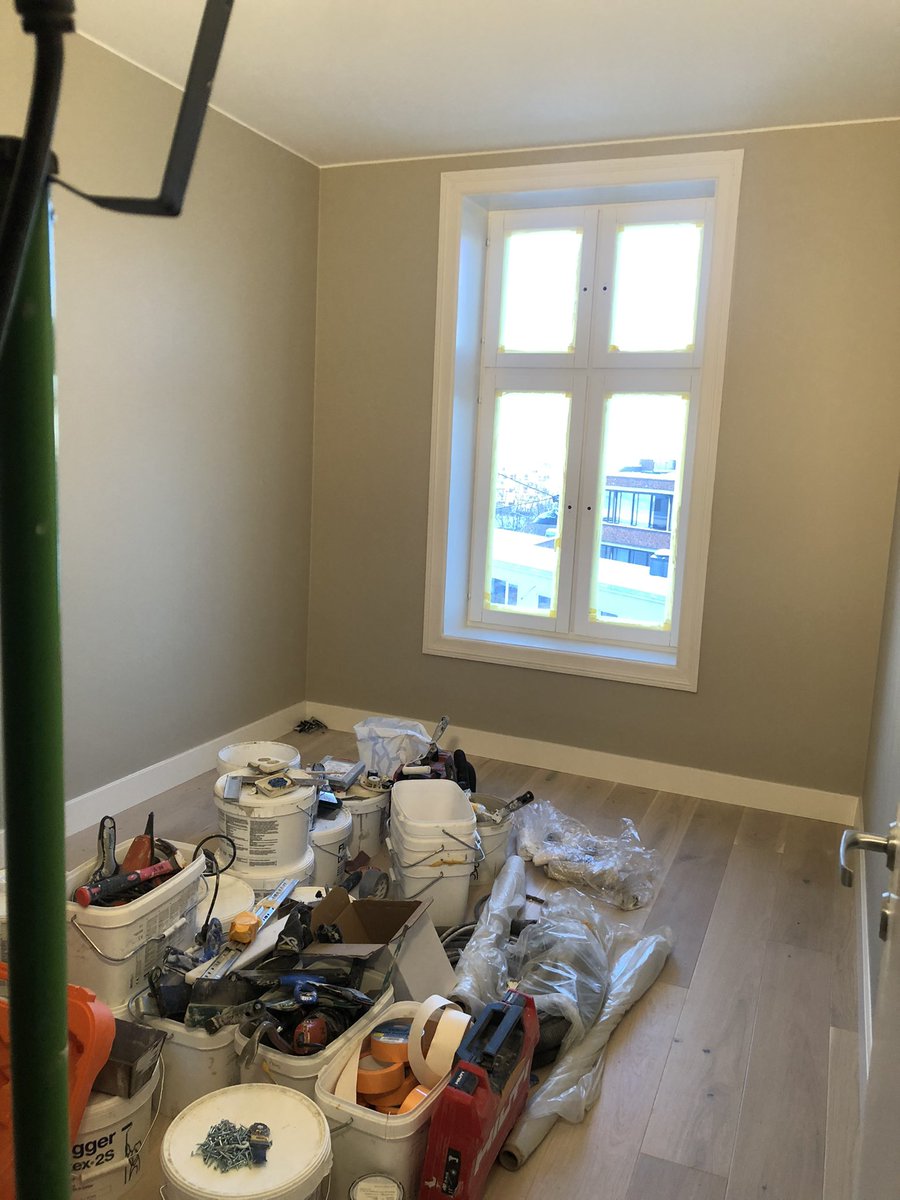 Leiligheten i sentrum er straks nøkkelferdig og prosjektet er snart klar for nye eier. Det takket være knallbra innsats fra alle gutta. Fornøyd med å kunne si at her leveres en upåklagelig finish til de som ønsker å flytte rett inn her 🏚🏠🔑
