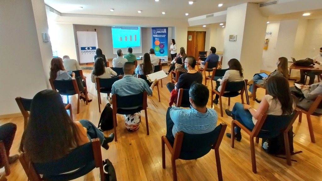 CamacolCaldas's tweet photo. #AEstaHora estamos en uno de nuestros #EncuentrosQueConstruyen. Estamos presentando a integrantes del sector constructor nuestras cifras y el panorama para este año. Además, @confacaldas y @Minvivienda nos mostrarán detalles de los subsidios de vivienda 2022. https://t.co/3ZICEmhWhg