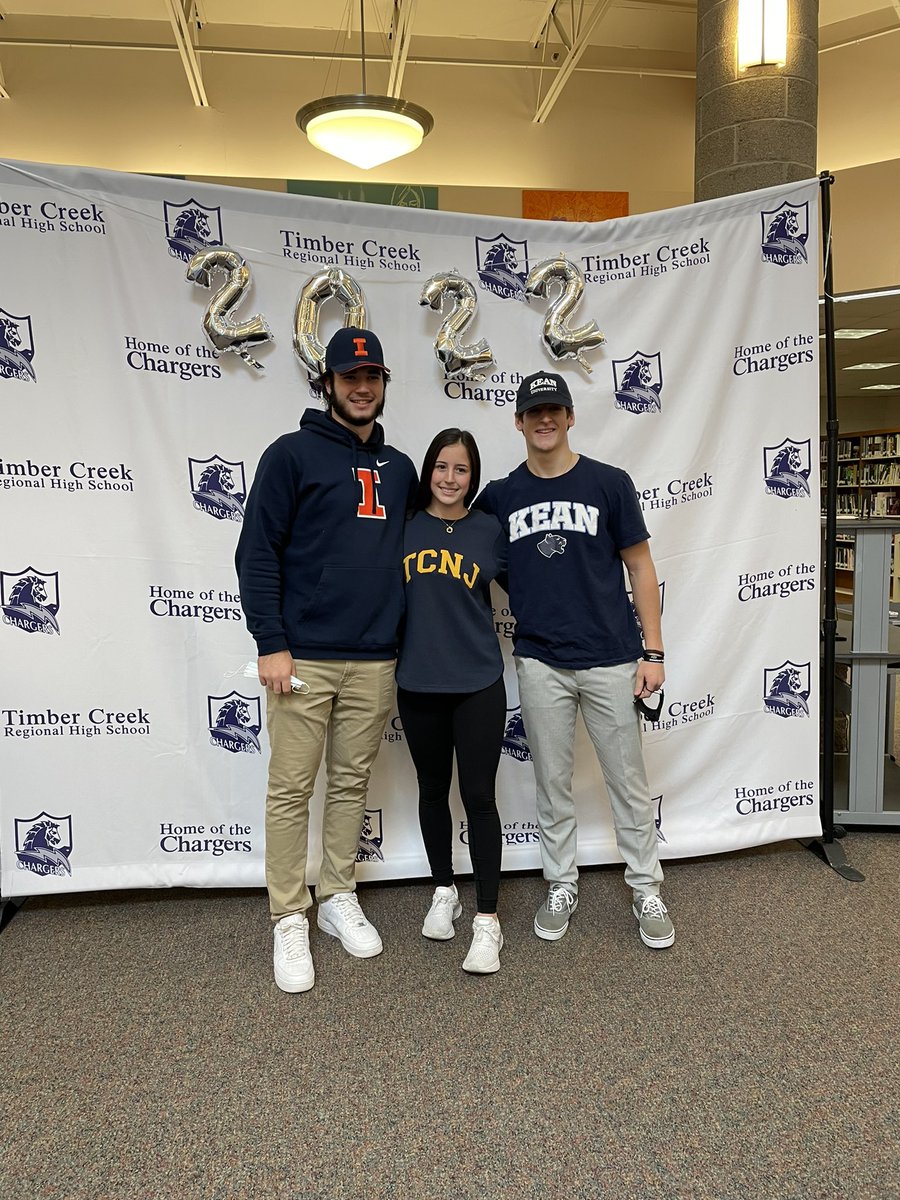 TCreekSports's tweet photo. Congratulations to our senior student athletes for signing with their College/Universities today!

Emma Jordan - TCNJ 🏑
Donovan Leary - Univ of Illinois 🏈
Andrew Tucker - Kean University🥍

⚡️Proud of you!⚡️
#OnceaChargerAlwaysACharger
#HFTCP https://t.co/tR3uL1HBK4