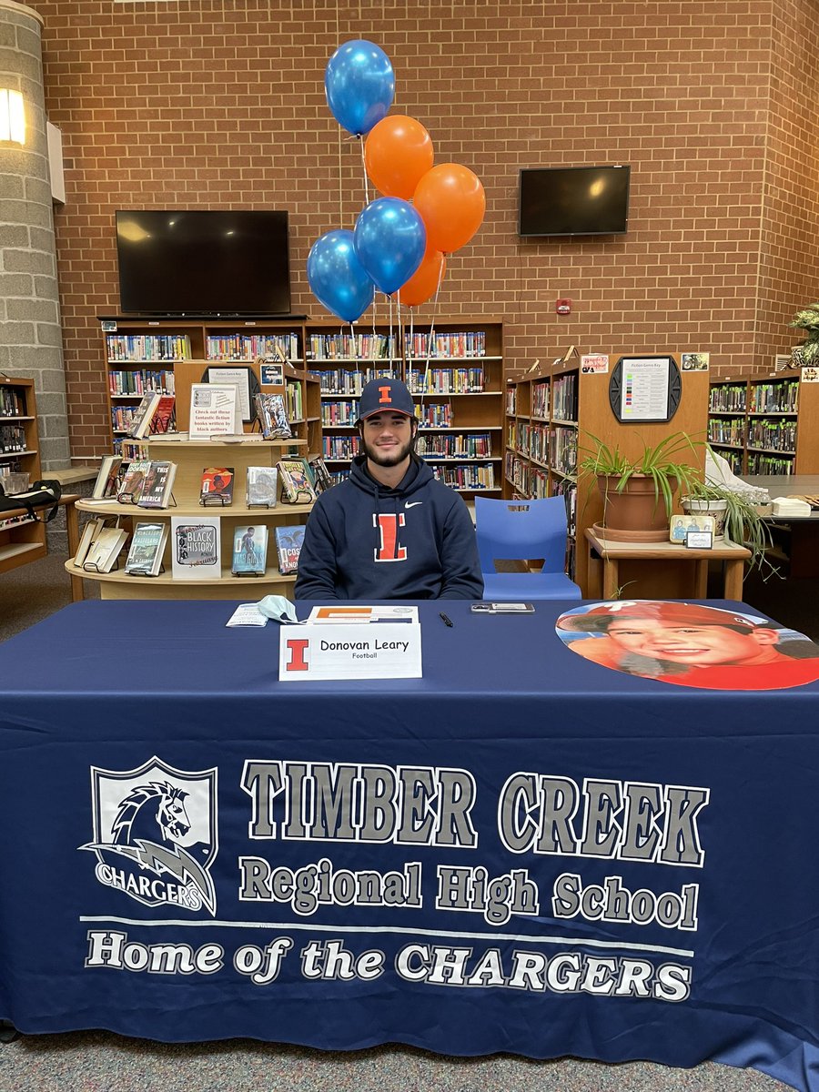 TCreekSports's tweet photo. Congratulations to our senior student athletes for signing with their College/Universities today!

Emma Jordan - TCNJ 🏑
Donovan Leary - Univ of Illinois 🏈
Andrew Tucker - Kean University🥍

⚡️Proud of you!⚡️
#OnceaChargerAlwaysACharger
#HFTCP https://t.co/tR3uL1HBK4