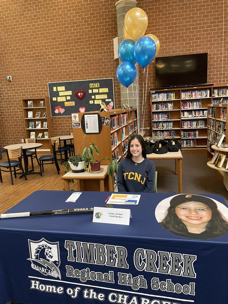 TCreekSports's tweet photo. Congratulations to our senior student athletes for signing with their College/Universities today!

Emma Jordan - TCNJ 🏑
Donovan Leary - Univ of Illinois 🏈
Andrew Tucker - Kean University🥍

⚡️Proud of you!⚡️
#OnceaChargerAlwaysACharger
#HFTCP https://t.co/tR3uL1HBK4