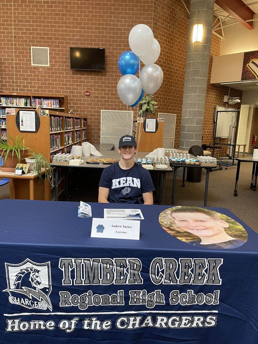 TCreekSports's tweet photo. Congratulations to our senior student athletes for signing with their College/Universities today!

Emma Jordan - TCNJ 🏑
Donovan Leary - Univ of Illinois 🏈
Andrew Tucker - Kean University🥍

⚡️Proud of you!⚡️
#OnceaChargerAlwaysACharger
#HFTCP https://t.co/tR3uL1HBK4