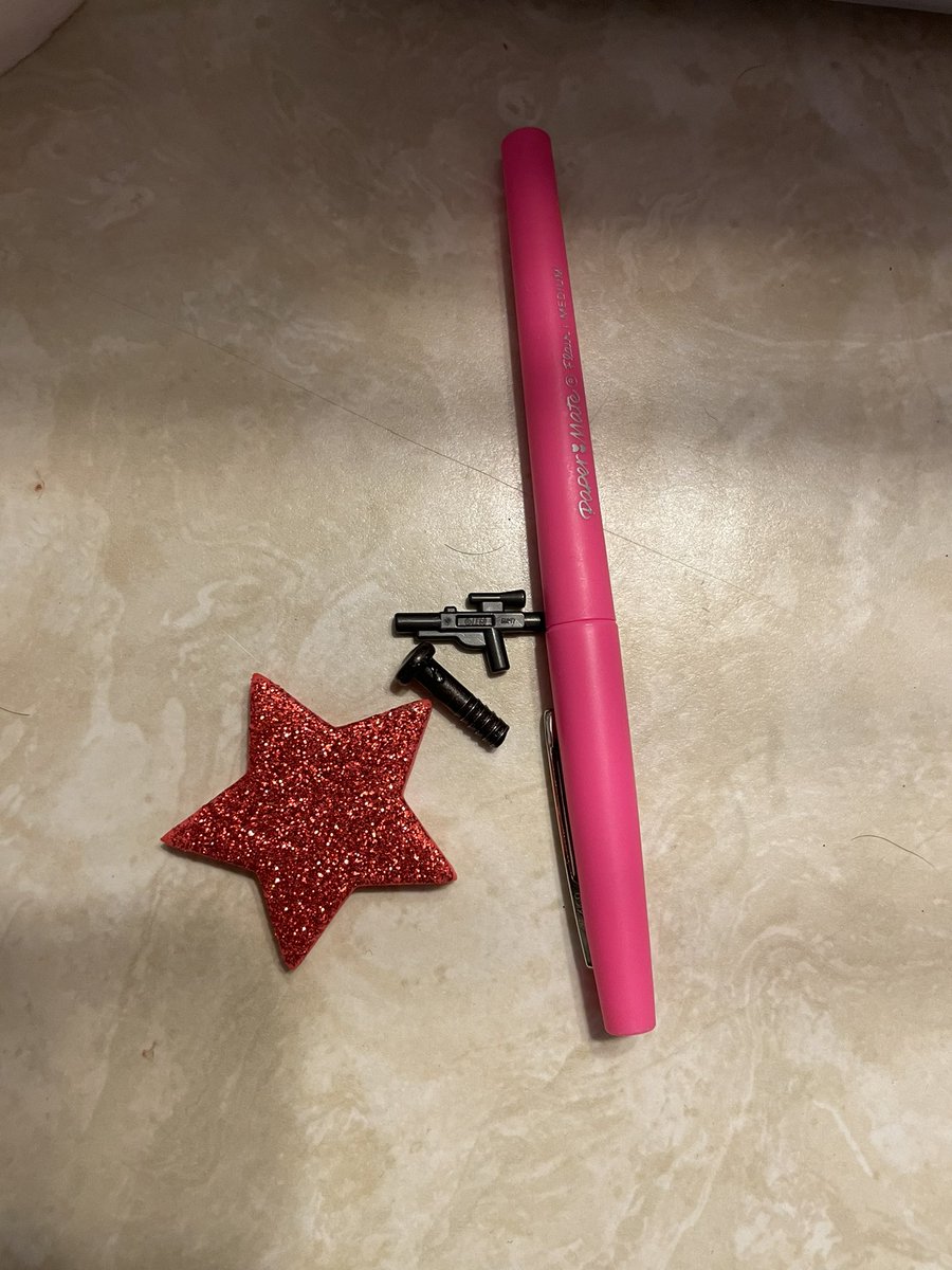 AEMIAE's tweet photo. Let’s play What’s in My Teacher Pockets when I leave school. This is Monday and Tuesday #whatsinmypocket #teachers #Kindergarten https://t.co/m4ydycQ7Tn