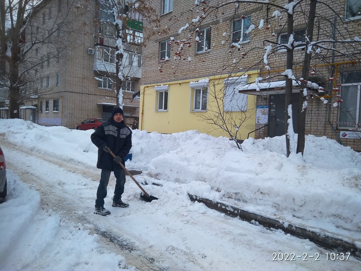 УК сигнальной лентой огородили периметры МКД-ожидается очистка кровли и так предупреждают о возможном сходе снега.
