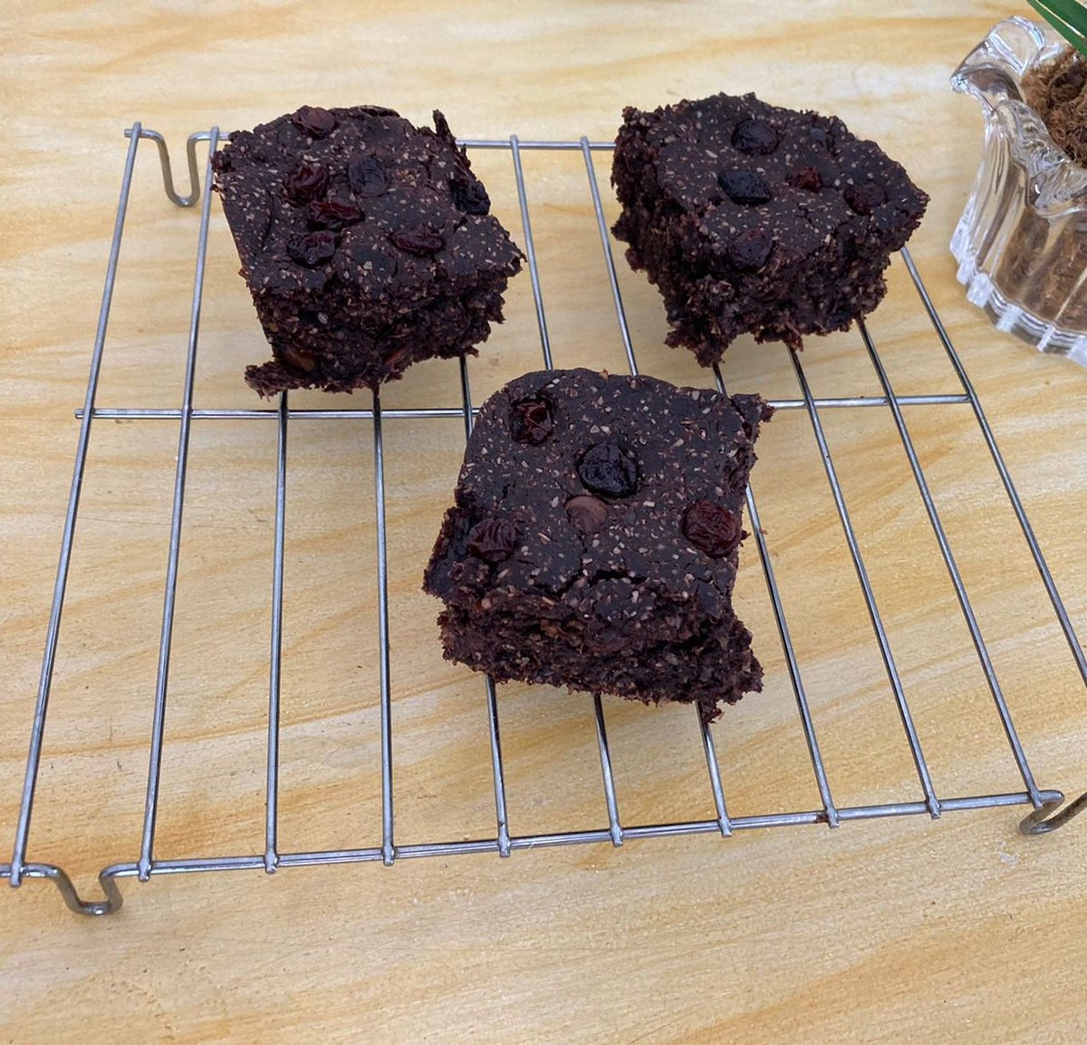 Hoje passei a manhã na cozinha! 🤗
Vim mostrar meu brownie vegano de batata doce pra vocês porque ficou uma delícia!!!