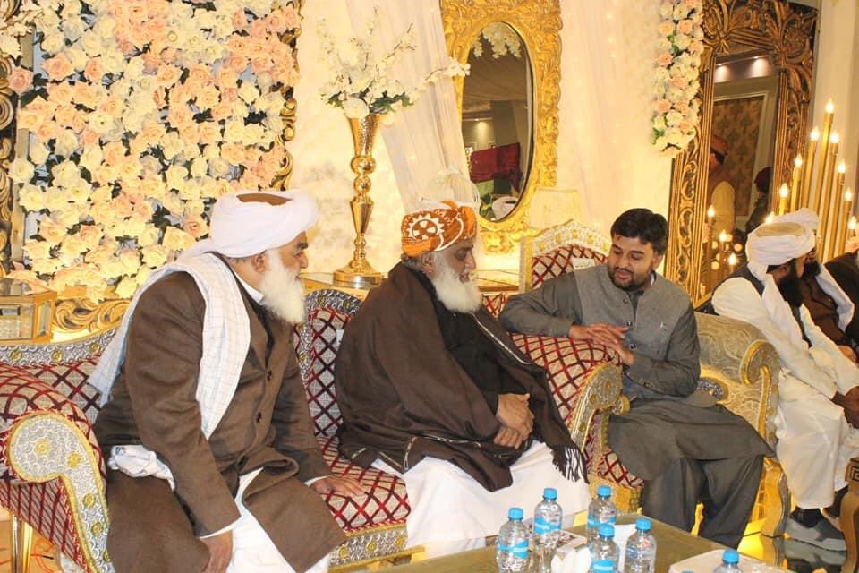 کوئٹہ: جمعیت علماء اسلام کے رہنماء محمد عظیم خان کاکڑ کی طرف سے قائد جمعیت سربراہ پاکستان ڈیموکریٹک موومنٹ حضرت مولانا فضل الرحمٰن صاحب کے اعزاز میں تکلف عشائیہ۔ اس موقع پر جمعیت علماء اسلام بلوچستان کے صوبائی امیر محسن بلوچستان حضرت مولانا عبد الواسع صاحب، بھی موجود