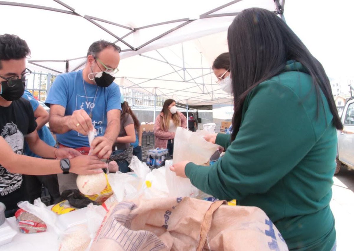 ¡El sector empresarial sigue presente y solidario! esta mañana se entregaron 4.000 platos para refrigerios de albergues y personal de limpieza que está ubicado en la zona 0, gracias a nuestro afiliado <a href="/flexiplast/">Flexiplast S.A.</a>. #QuitoSolidario #SomosCIP