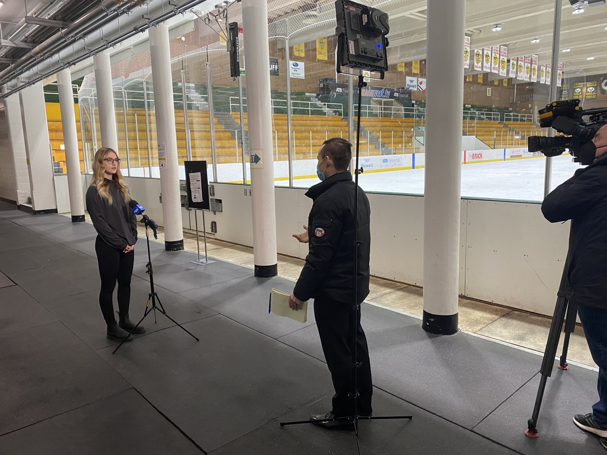 Golden Bears Hockey (<a href="/GBHKY/">Golden Bears Hockey</a>) assistant coach Rachel Wiebe spent time chatting with <a href="/slavkornik/">Slav Kornik 🇺🇦</a> this morning at the Drake.

Wiebe is the first female assistant coach in Bears Hockey program history! Hear more about <a href="/wieberach/">Rachel Wiebe</a>'s story later this week on <a href="/GlobalEdmonton/">Global Edmonton</a>! 🏒🎥