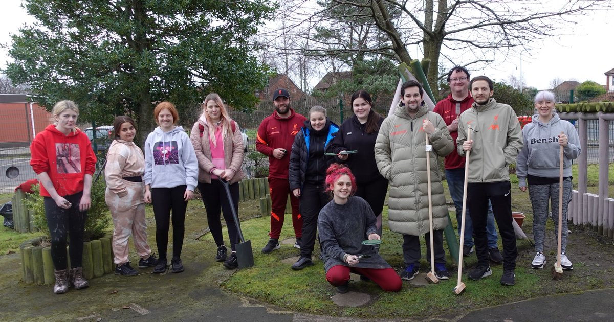 LFCFoundation's tweet photo. At the end of January, the #LFCFoundation Youth Panel visited the Thornton Family Wellbeing Centre for a Social Action gardening project, in partnership with our #iWill Social Action and Mental Health teams 🤝 

Full Story 👇 
https://t.co/BG288jlQIq https://t.co/9FJJdWXmMj