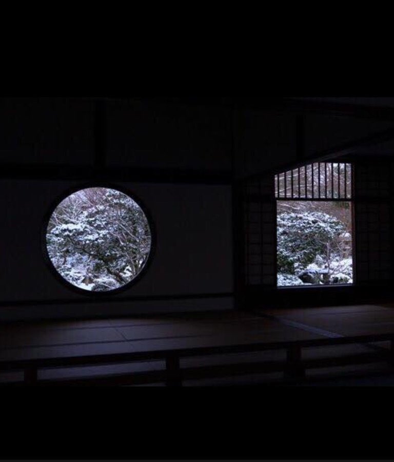 El paso de las estaciones a través de las simbólicas ventanas del antiguo templo Genko-an (Ishikawa, Japón). La ventana redonda se conoce como la de la iluminación y la cuadrada la de la confusión, ambas representan las enseñanzas de Buda. 

Bellísimo todo.