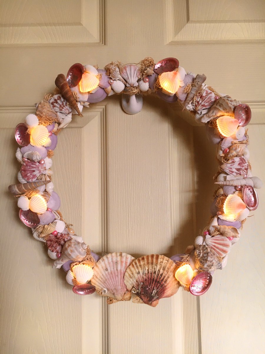 StudioWrens's tweet photo. Good evening #HandmadeHour
This reusable, pink &amp; purple ocean inspired wreath has a soft white light surround. Would make a great decoration for any lover of the seaside🐚

https://t.co/C7MQGgOapr https://t.co/EOsG01BFBi