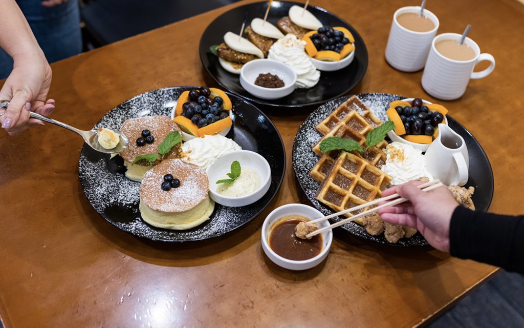 KahalaMallCtr's tweet photo. Good morning ☀️ It’s time for breakfast at @gomateihawaii! Are you having the Japanese Lilikoi Soufflé Pancakes, Popcorn Chicken &amp; Waffles or Kakuni Bao? Also try their new coffee milk tea. Breakfast available Wednesday thru Sunday from 7-11am #kahalamall https://t.co/TH9pXkCHUL