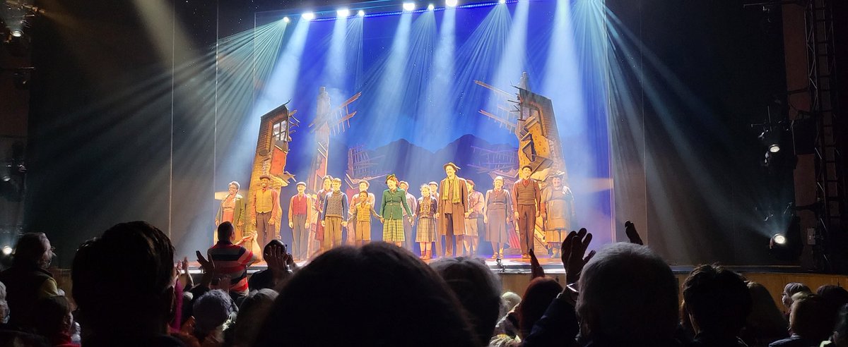 carla_wl's tweet photo. Thank you so much @theCentre for giving our pupils the opportunity to watch such a fantastic production today #bedknobsandbroomsticks It was an amazing show. They loved every moment, especially as they were backstage, on set yesterday! Thankyou Sian&amp; @CWCardiffBEA2 @willowshigh https://t.co/hDKFVmif5U