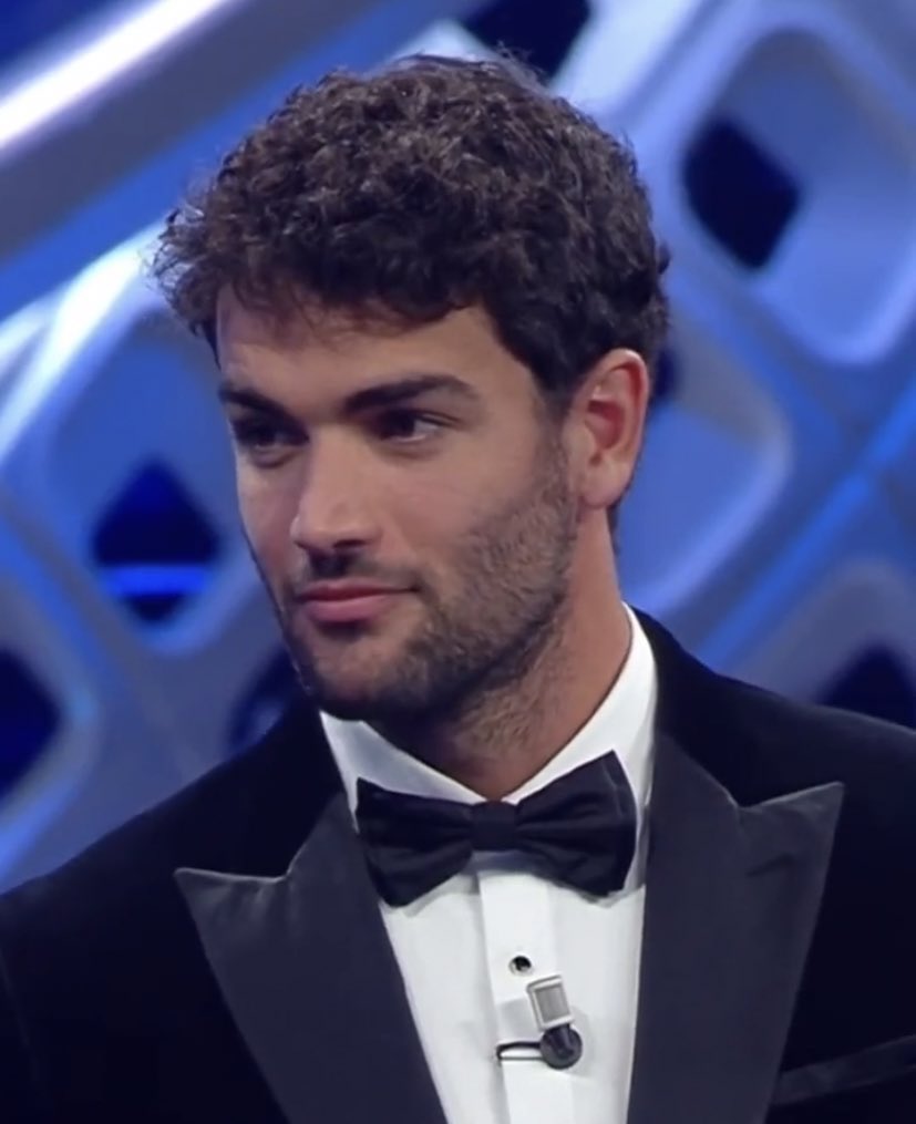 troppowyse's tweet photo. io sono ancora qui: #Sanremo2022 #festivaldisanremo2022 https://t.co/GgHgLGkmjf