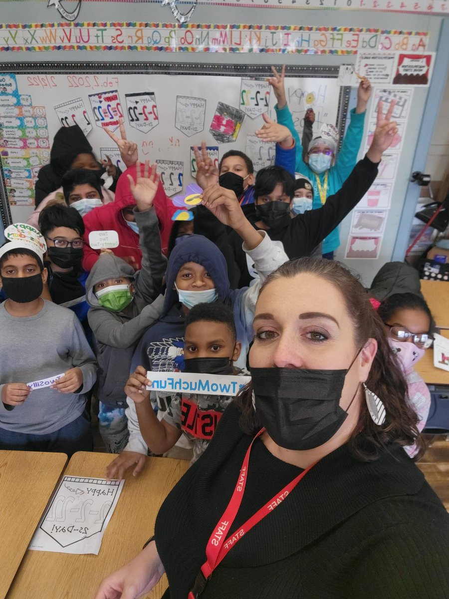 MsLTeaches5th's tweet image. Some "Twosday" photo "booth" fun! #twosday #twomuchfun #Schenectadyrising