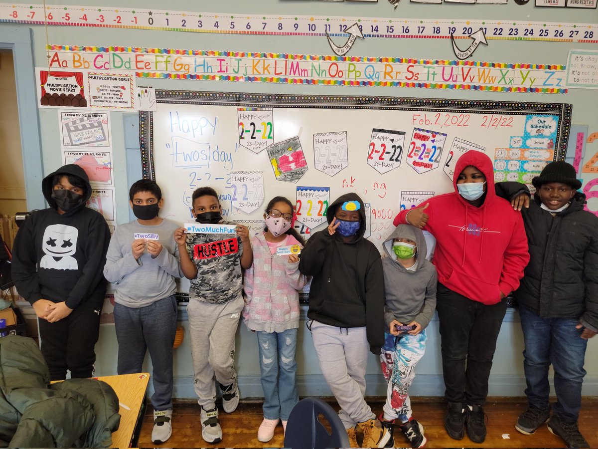 MsLTeaches5th's tweet image. Some "Twosday" photo "booth" fun! #twosday #twomuchfun #Schenectadyrising