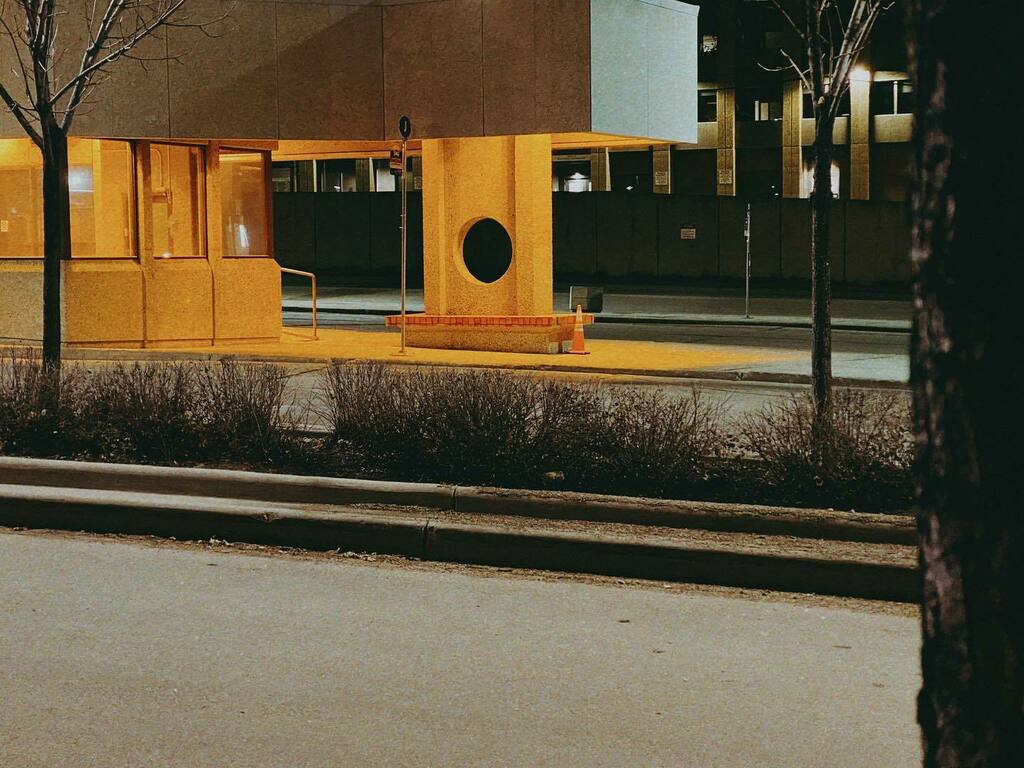 ZebraSociety's tweet image. Brut. All.

#yeg #yegarchitecture #locationscouting #notwinter #notsummer #brutalism #nightcity