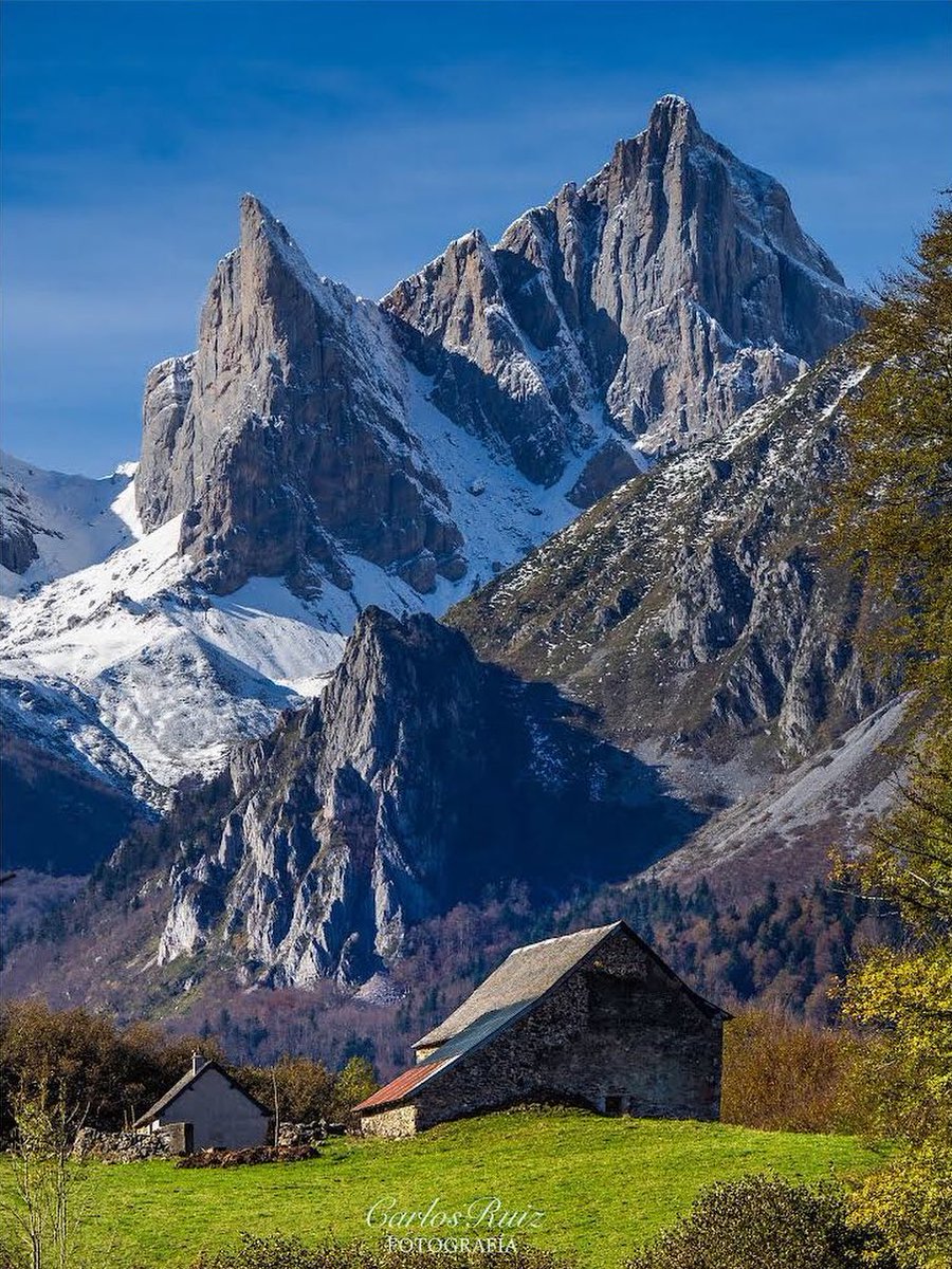 A los pies de las majestuosas Agujas de Ansabère, en el circo de Lescun 🏔

// Imagen de Carlos Ruiz   

#Fotografía #Pirineo