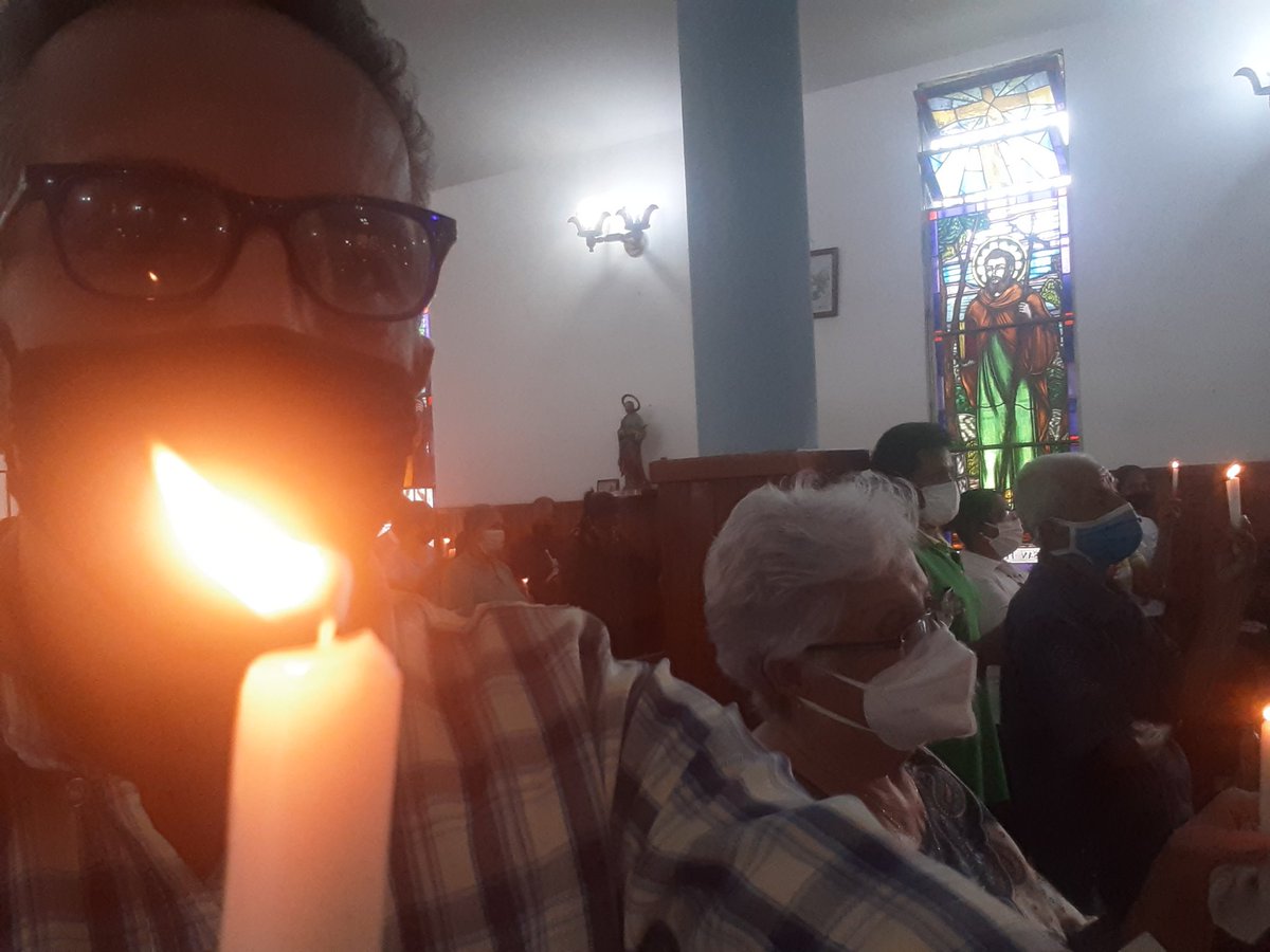 boriomarquez's tweet photo. #2Feb2022 Misa de la Virgen de la Candelaria y celebración de la presentación del niño Jesús en el templo, dos hechos cristianos q nos muestran el poder de la luz en la humanidad y la palabra que se cumple según la voluntad divina. Junto a mi madre en la bendición de las velas https://t.co/QnkUKYIPLg