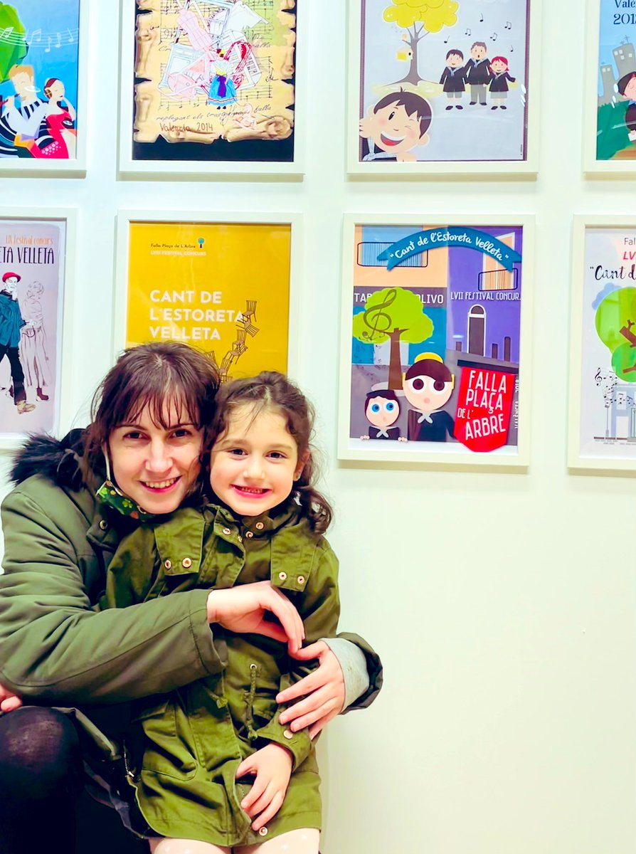 Creocreo_Es's tweet photo. Qué sonrisa mas natural la de mi chica 😅 de cuando ganaba concursos.
Ella acertó cuál era el dibujo de su mamá. https://t.co/1SlGPD8WIN