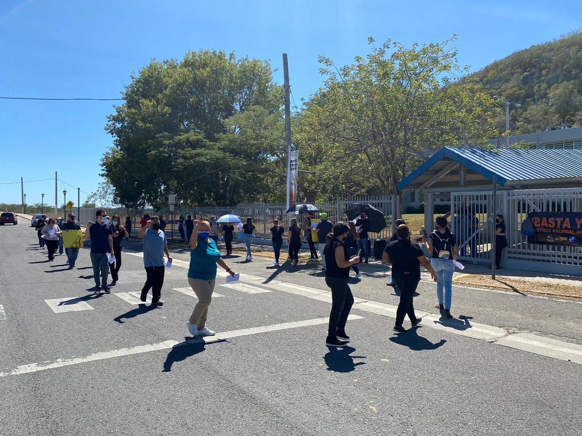 FMPRLucha's tweet photo. De Norte a Sur📢
De Este a Oeste📢
Esta lucha sigue, cueste lo que cueste

Centenar de maestros y maestras alrededor de todo el archipiélago en pie de lucha por un retiro digno y justicia salarial. 

¡Basta ya de abusos con el magisterio! https://t.co/Jyl5iVMHJT